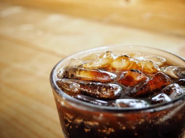 soda içecek buzlu cam ahşap yüzey üzerinde görmek