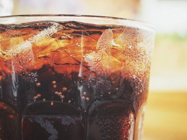 soda içecek cam buz küpleri ile kısmi görünümü