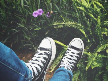 kadın spor ayakkabı güzel bahçe içinde bacaklarda kısmi görmek  