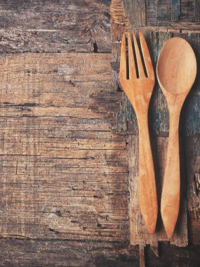 Ahşap çatal ve kaşık arka plan üzerinde Kapat