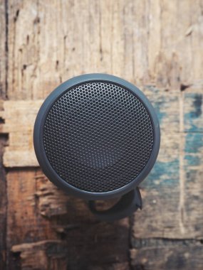bluetooth hoparlör üstten görünüm rustik ahşap tablo