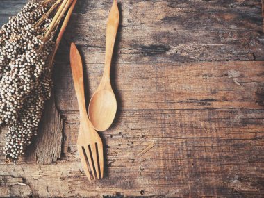 Ahşap çatal ve kaşık arka plan üzerinde Kapat