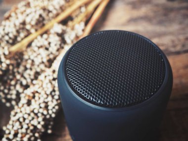 bluetooth hoparlör rustik ahşap masa üzerinde yakın çekim çekim