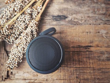 bluetooth hoparlör üstten görünüm ahşap yüzey üzerinde
