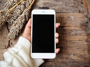 Modern smartphone kullanan kadın görünümü Kapat