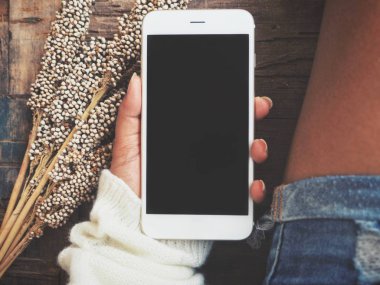 Modern smartphone kullanan kadın görünümü Kapat