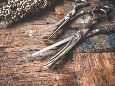 Eski püskü ahşap arka plan üzerinde kurutulmuş çiçekli saç kesme Makası