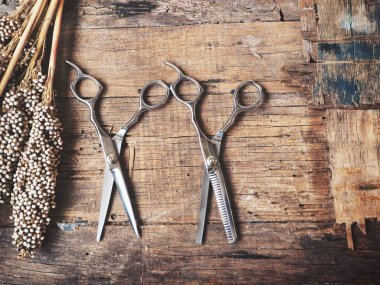 Eski püskü ahşap arka plan üzerinde kurutulmuş çiçekli saç kesme Makası