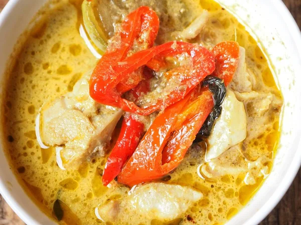 yakın kadar pişmiş yeşil köri tavuk, pirinç ve makarna ile