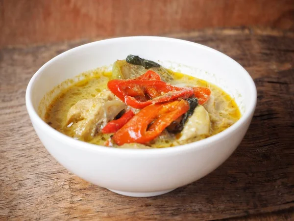 kase yeşil köri tavuk, pirinç ve erişte ahşap masa üzerinde