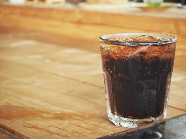 Vue Rapprochée Boisson Gazeuse Avec Glace Verre Sur Table Bois — Photo