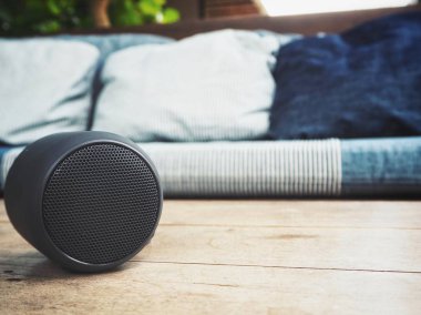 masada bluetooth hoparlör ile arka koltukta yakın çekim çekim