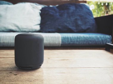 masada evde bluetooth hoparlör ile arka koltukta yakın çekim çekim