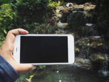 Beyaz smartphone tutan kadın görünümü Kapat