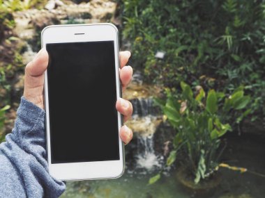 Beyaz smartphone tutan kadın görünümü Kapat