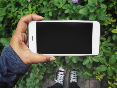 Beyaz smartphone tutan kadın görünümü Kapat