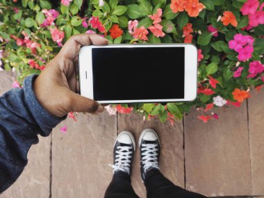 Beyaz smartphone tutan kadın görünümü Kapat