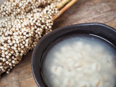 Darı çorba mutfak masa üzerinde siyah kase yakın çekim