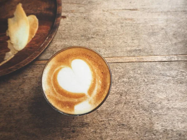 Secangkir Kopi Latte Art Dengan Latar Belakang Kayu — Stok Foto
