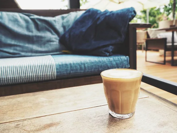 Ποτήρι Νόστιμο Latte Καφέ Στο Ξύλινο Τραπέζι Στο Σπίτι — Φωτογραφία Αρχείου