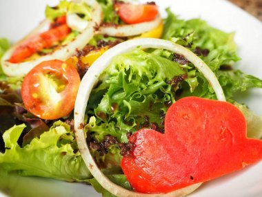 Beyaz tabakta taze sebze salatası görünümü Kapat