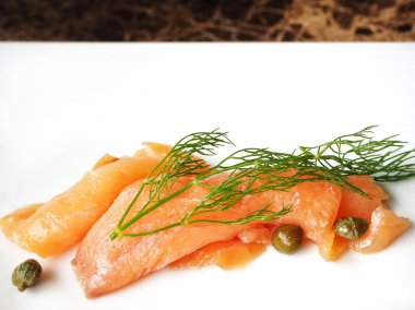 lezzetli füme somon ile dereotu plaka üzerinde Kapat