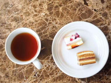 Çay bardağı ile meyve ve kahve kek