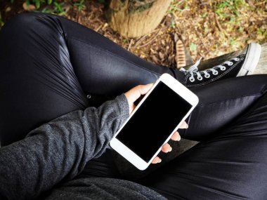 Beyaz smartphone tutan kadın görünümü Kapat