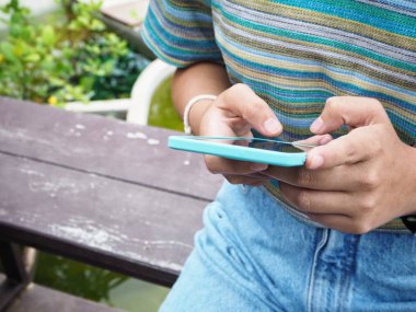 Kafe ve smartphone kullanarak mavi oturan kadın