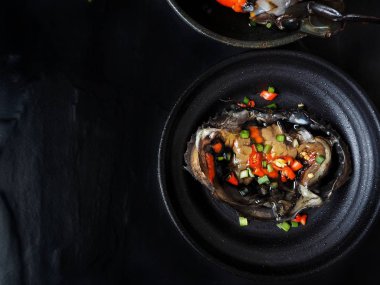 soya sosu ve Marine yengeç ile lezzetli Kore yemek yükseltilmiş görünümünü 