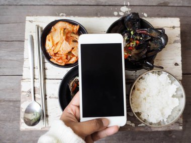 Mutfakta Marine yengeç fotoğraf çekici kadının kırpılmış görüntü