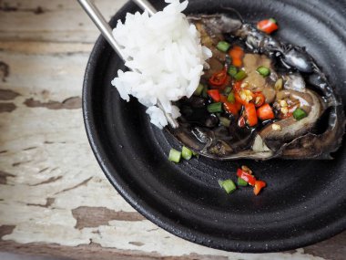 soya sosu ve Marine yengeç ile iştah açıcı Kore yemek 