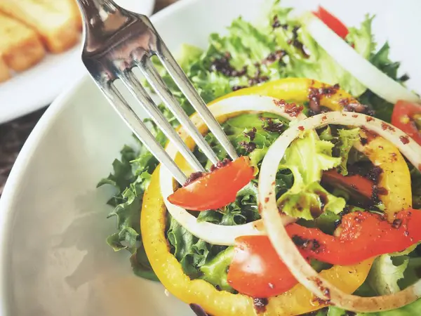 Vue Rapprochée Salade Légumes Frais Servie Sur Assiette Blanche — Photo