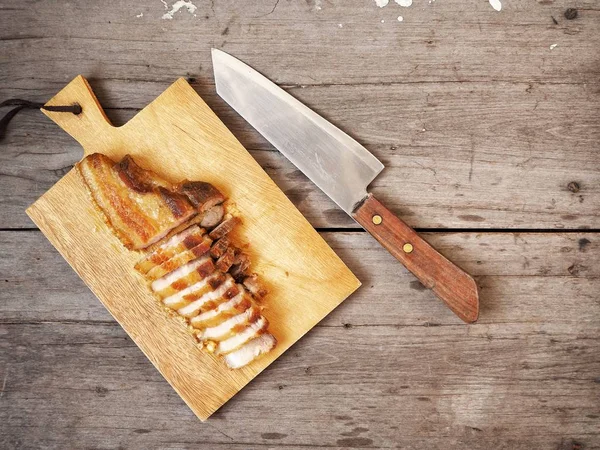 Izgara Domuz Eti Kesme Tahtası Mutfakta Masada Bıçak Yukarıdan — Stok fotoğraf