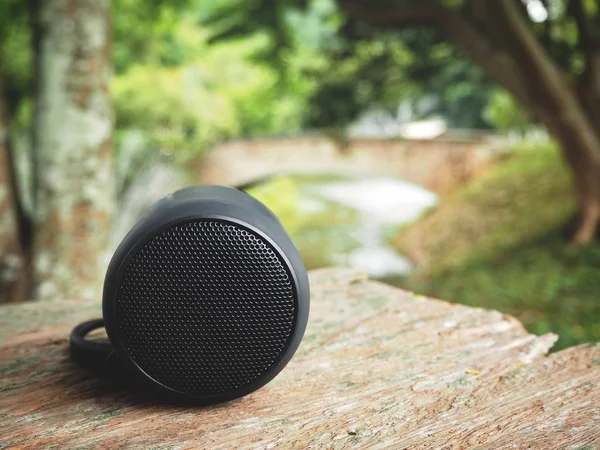 Gros Plan Haut Parleur Bluetooth Couché Sur Une Table Bois — Photo