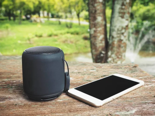 Gros Plan Smartphone Haut Parleur Bluetooth Couchés Sur Une Table — Photo