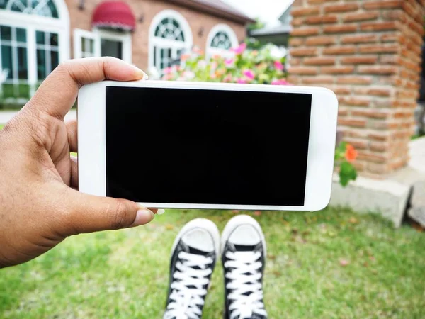 Vista Cercana Mujer Sosteniendo Teléfono Inteligente Blanco — Foto de Stock