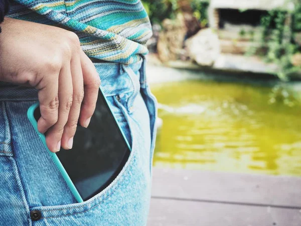 Fechar Vista Mulher Segurando Smartphone Bolso Jeans — Fotografia de Stock