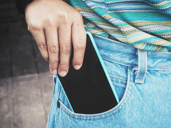 Fechar Vista Mulher Segurando Smartphone Bolso Jeans — Fotografia de Stock