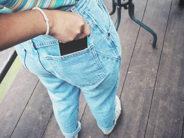 Stäng Kvinna Som Håller Smartphone Jeans Ficka — Stockfoto
