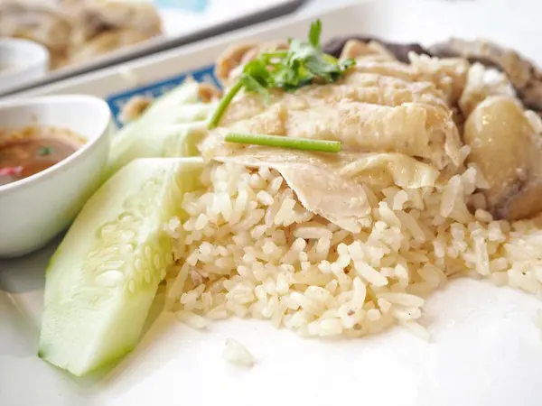 Leckerer Gedämpfter Reis Mit Hühnchen Auf Tischplatte — Stockfoto