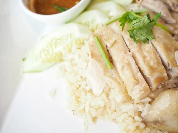 Leckerer Gedämpfter Reis Mit Hühnchen Auf Tischplatte — Stockfoto