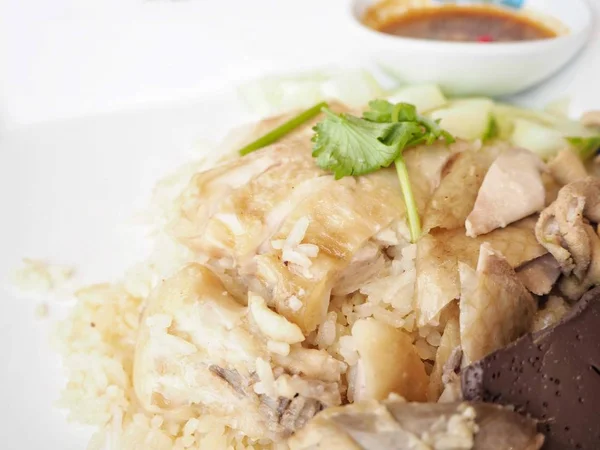 桌上鸡肉美味米饭 — 图库照片