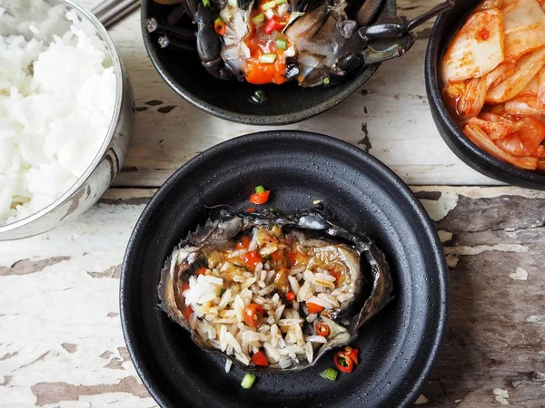 soya sosu ve Marine yengeç ile lezzetli Kore yemeğin üstten görünüm 