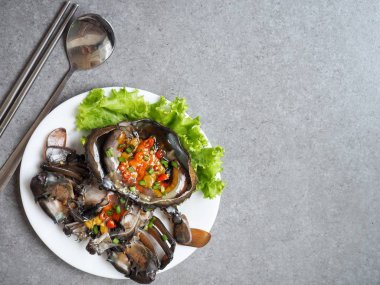 Geleneksel Kore yemeği Marine yengeç en iyi görünümü gri yüzeyi beyaz plaka üzerinde