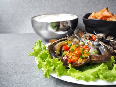 Marine yengeç ve pirinç lezzetli Kore yemek görmek  