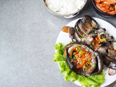 Marine yengeç ve pirinç lezzetli Kore yemeğin üstten görünüm 