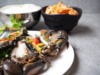 lezzetli Kore yemek Marine yengeç beyaz tabakta görmek