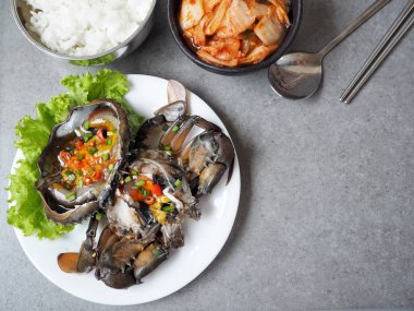 soya sosu ve Marine yengeç ile lezzetli Kore yemek en iyi görünümü gri yüzeyi