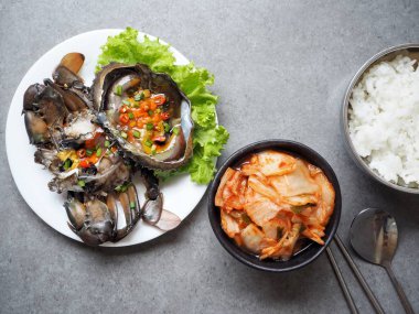 soya sosu ve Marine yengeç ile lezzetli Kore yemeğin üstten görünüm  